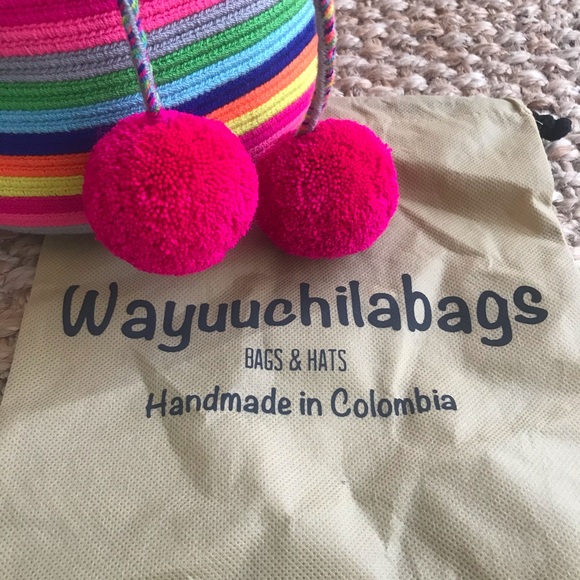 New: Wayuuchilabag Oversized Crossbody Bucket Bag with Pom Poms - Picture 10 of 16